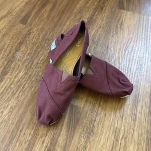 Toms Classic Slip On Canvas Shoes Womens Size W6.5 Maroon Loafer Flats